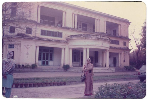 Sarla Kapur outside the Garden House on Club Road, Lahore during her visit to Pakistan in 1990