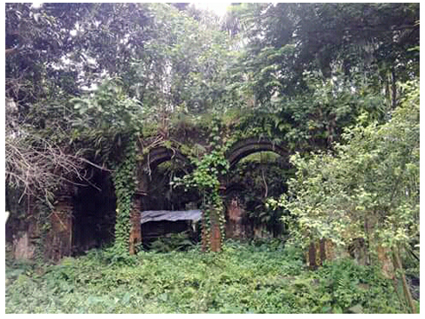 The dilapidated inner courtyard where all festivals were organised, called Thakur Dalan