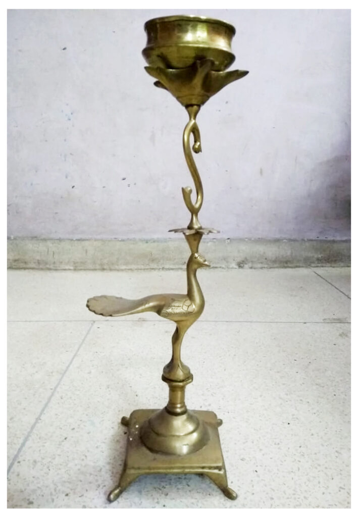 The pilshuj or the oil lamp stand